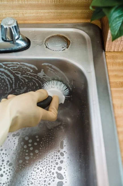 journey Des collègues échangent dans un bureau moderne, où la technologie se combine à l’hygiène du lieu de travail.